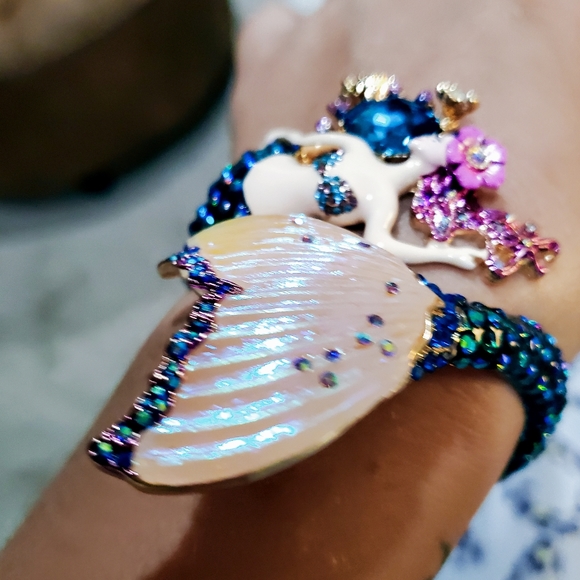 Nwt Betsey Johnson Beautiful mermaid Gold tone bracelet - Picture 10 of 16